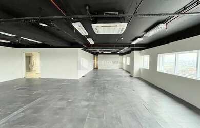 Imagem: O depósito possui 5 Vagas na garagem, 205m² de Área e está