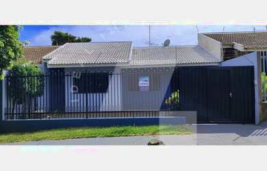 Imagem: A casa possui 3 Dormitórios, 2 Banheiros, 2 Vagas na garagem