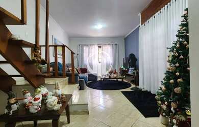 Imagem: A casa possui 3 Dormitórios, 4 Banheiros, 2 Vagas na garagem