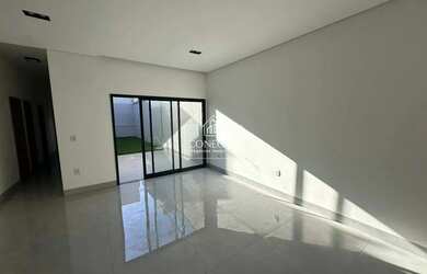 Imagem: A casa possui 3 Dormitórios, 2 Banheiros, 2 Vagas na garagem