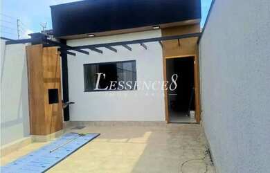 Imagem: A casa possui 2 Dormitórios, 2 Banheiros, 2 Vagas na garagem