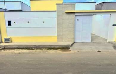 Imagem: A casa possui 3 Dormitórios, 2 Banheiros, 2 Vagas na garagem