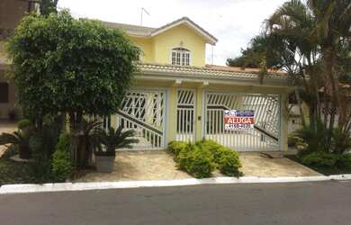 Imagem: A casa em condomínio possui 4 Dormitórios, 3 Banheiros, 3