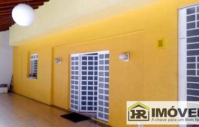 Imagem: A casa possui 4 Dormitórios, 5 Banheiros, 4 Vagas na garagem