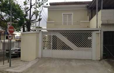 Imagem: A casa possui 3 Dormitórios, 3 Banheiros, 2 Vagas na garagem