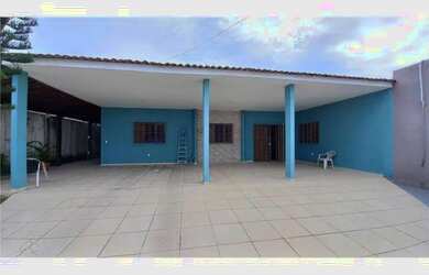 Imagem: A casa possui 3 Dormitórios, 1 Banheiro, 2 Vagas na garagem