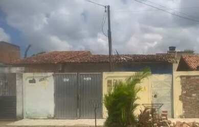 Imagem: A casa possui 2 Dormitórios, 1 Banheiro, 1 Vaga na garagem