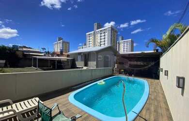 Imagem: A casa possui 3 Dormitórios, 3 Banheiros, 3 Vagas na garagem