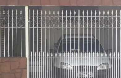 Imagem: A casa possui 3 Dormitórios, 1 Banheiro, 2 Vagas na garagem