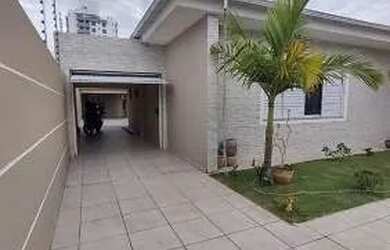 Imagem: A casa possui 3 Dormitórios, 2 Banheiros, 2 Vagas na garagem