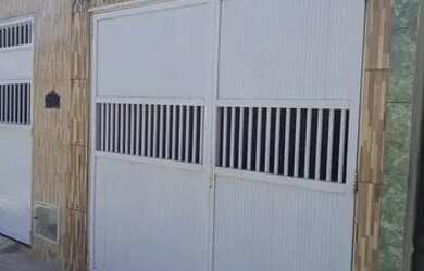 Imagem: A casa possui 2 Dormitórios, 1 Banheiro e 1 Vaga na garagem