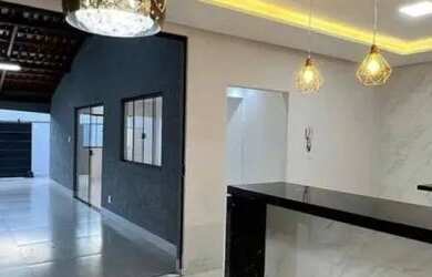 Imagem: A casa possui 3 Dormitórios, 1 Banheiro, 2 Vagas na garagem