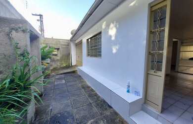 Imagem: A casa possui 2 Dormitórios, 1 Banheiro, 1 Vaga na garagem