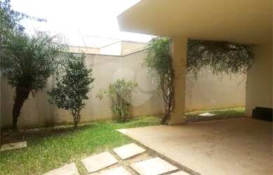 Imagem: A casa possui 3 Dormitórios, 5 Banheiros, 5 Vagas na garagem