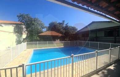 Imagem: A casa possui 3 Dormitórios, 2 Banheiros, 5 Vagas na garagem