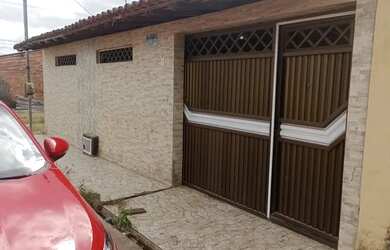 Imagem: A casa possui 2 Dormitórios, 1 Banheiro, 2 Vagas na garagem