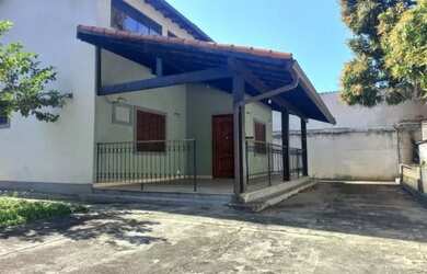 Imagem: A casa possui 3 Dormitórios, 3 Banheiros, 4 Vagas na garagem