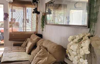 Imagem: A casa possui 3 Dormitórios, 3 Banheiros, 2 Vagas na garagem