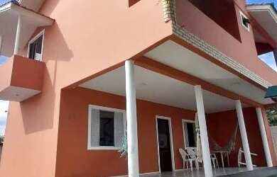 Imagem: A casa possui 4 Dormitórios, 2 Banheiros, 4 Vagas na garagem