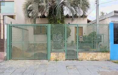 Imagem: A casa possui 3 Dormitórios, 2 Banheiros, 1 Vaga na garagem