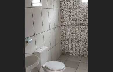 Imagem: A casa possui 2 Dormitórios, 1 Banheiro, 1 Vaga na garagem