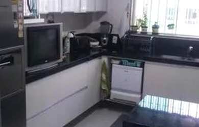 Imagem: A casa possui 3 Dormitórios, 3 Banheiros, 2 Vagas na garagem