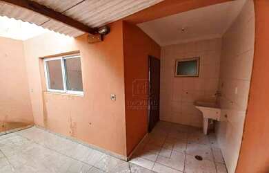 Imagem: A casa possui 2 Dormitórios, 1 Banheiro, 2 Vagas na garagem