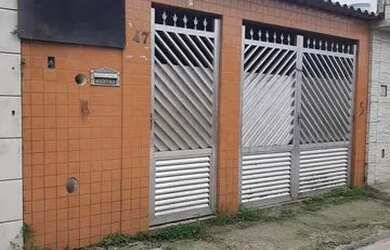 Imagem: A casa possui 2 Dormitórios, 2 Banheiros, 2 Vagas na garagem