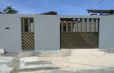 Imagem: A casa possui 2 Dormitórios, 1 Banheiro, 2 Vagas na garagem