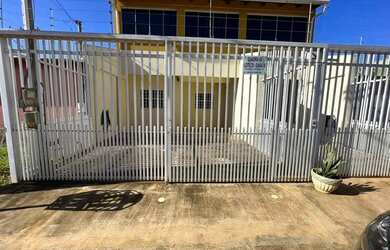 Imagem: A casa possui 2 Dormitórios, 1 Banheiro, 2 Vagas na garagem