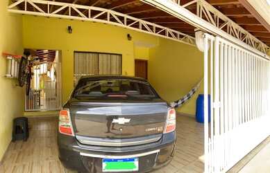 Imagem: A casa possui 2 Dormitórios, 2 Banheiros, 2 Vagas na garagem