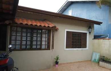 Imagem: A casa possui 3 Dormitórios, 3 Banheiros, 2 Vagas na garagem