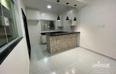 Imagem: A casa em condomínio possui 3 Dormitórios, 1 Banheiro, 2 Vagas