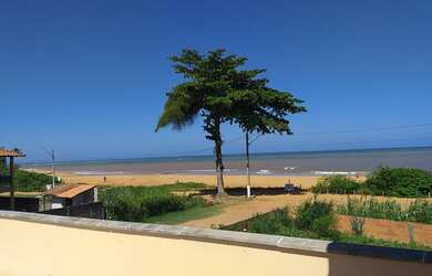 Imagem: A casa possui 4 Dormitórios, 3 Banheiros, 4 Vagas na garagem