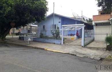 Imagem: A casa possui 3 Dormitórios, 1 Banheiro, 2 Vagas na garagem