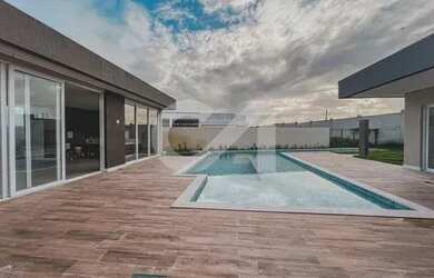 Imagem: A casa em condomínio possui 5 Dormitórios, 5 Banheiros, 5