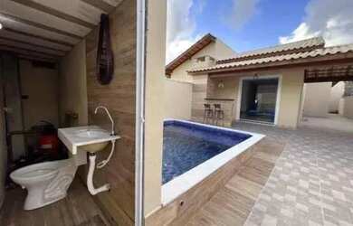 Imagem: A casa possui 3 Dormitórios, 2 Banheiros, 2 Vagas na garagem