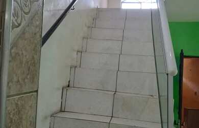 Imagem: A casa possui 4 Dormitórios, 2 Banheiros, 1 Vaga na garagem