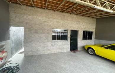 Imagem: A casa possui 3 Dormitórios, 2 Banheiros, 1 Vaga na garagem