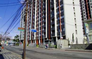 Imagem: O apartamento possui 1 Dormitório, 1 Banheiro, 1 Vaga na garagem