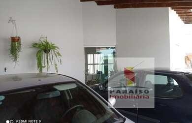 Imagem: A casa possui 3 Dormitórios, 1 Banheiro, 2 Vagas na garagem