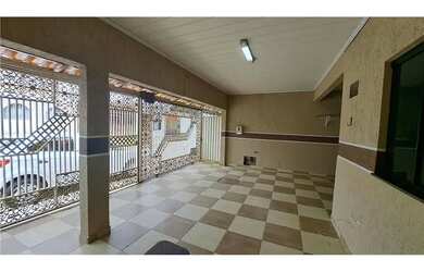 Imagem: A casa possui 2 Dormitórios, 2 Banheiros, 3 Vagas na garagem