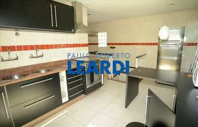 Imagem: A casa possui 5 Dormitórios, 5 Banheiros, 1 Vaga na garagem