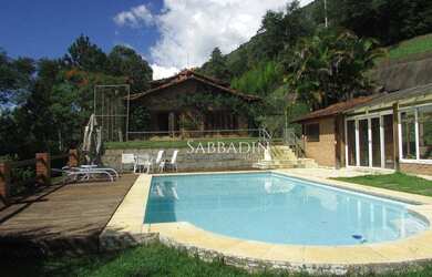 Imagem: A casa em condomínio possui 5 Dormitórios, 5 Banheiros e 350m²