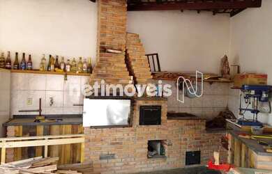 Imagem: A casa possui 4 Dormitórios, 2 Banheiros, 2 Vagas na garagem