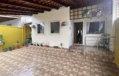 Imagem: A casa possui 3 Dormitórios, 2 Banheiros e está localizado