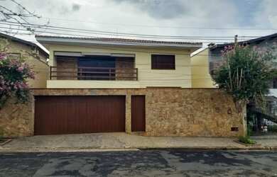 Imagem: A casa possui 4 Dormitórios, 5 Banheiros, 4 Vagas na garagem