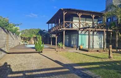 Imagem: A casa possui 3 Dormitórios, 3 Banheiros, 2 Vagas na garagem