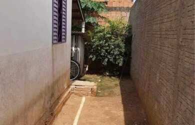 Imagem: A casa possui 2 Dormitórios, 1 Banheiro, 2 Vagas na garagem