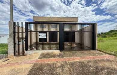 Imagem: A casa possui 3 Dormitórios, 3 Banheiros, 2 Vagas na garagem